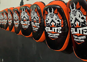 Batedores Elite Top Team organizados na parede