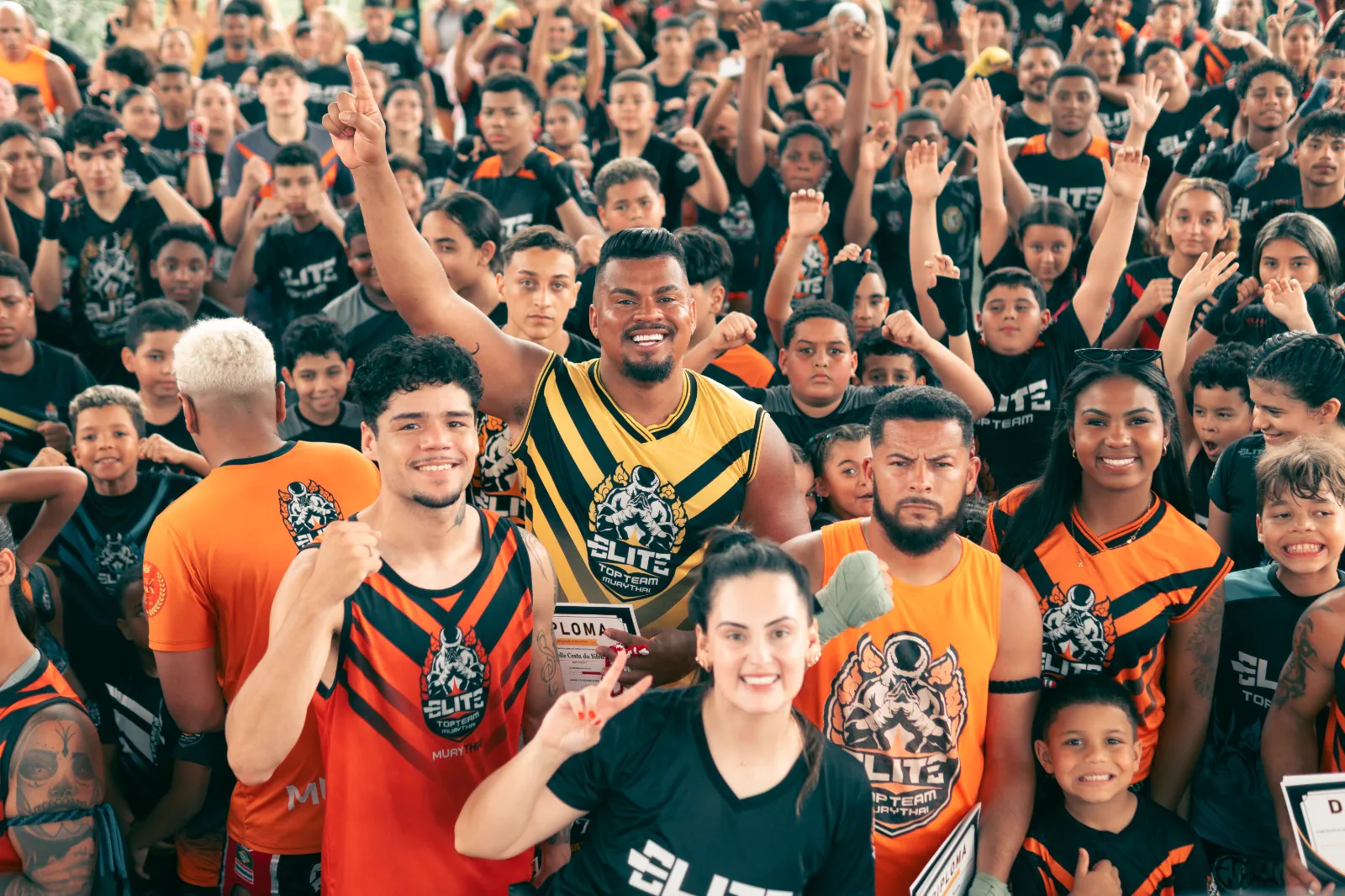 Equipe e alunos da Elite Top Team reunidos no dia da graduação