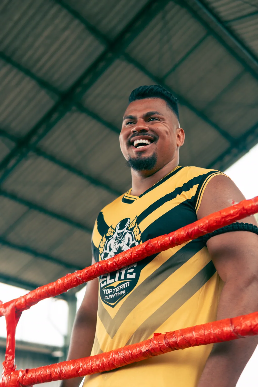 Professor Fábio sorrindo no ringue da Elite Top Team